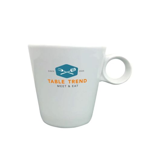 Vorderseite der Lukas Cappuccinotasse weiß 19,5 cl mit mehrfarbigem TableTrend Logo auf dem Porzellan.