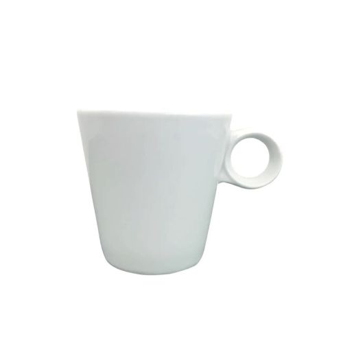 Vorderansicht der Lukas Kaffeetasse weiße mit runder Form und großem Henkel. Vorderansicht der Lukas Kaffeetasse weiße mit runder Form und großem Henkel.