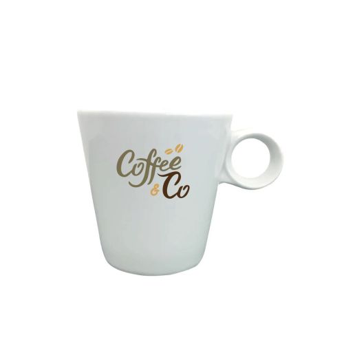 Vorderseite der Kaffeetasse mit mehrfarbigem CoffeeCo-Logo auf weißem Glas. Vorderseite der Kaffeetasse mit mehrfarbigem CoffeeCo-Logo auf weißem Glas.