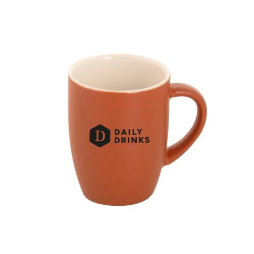 Mattbrauner Porzellanbecher Robusta 18 cl mit schwarzem DailyDrinks-Logo in der Vorderansicht.