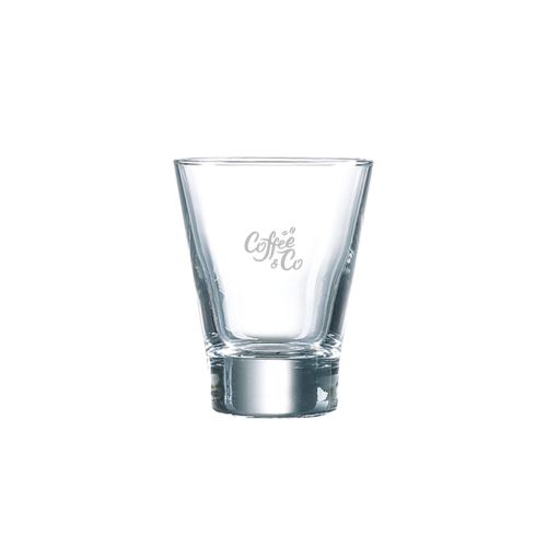 Das CoffeeCo-Logo ist auf der Vorderseite des Shetland-Glases (15 cl) eingraviert. Das CoffeeCo-Logo ist auf der Vorderseite des Shetland-Glases (15 cl) eingraviert.