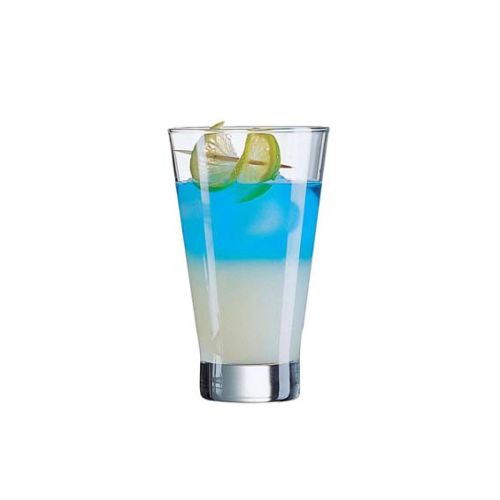 Gefülltes 22cl Shetland-Glas auf weißem Hintergrund, klares Glas mit sichtbarem Getränkeinhalt. Gefülltes 22cl Shetland-Glas auf weißem Hintergrund, klares Glas mit sichtbarem Getränkeinhalt.