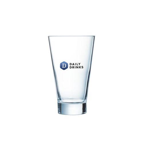 Die Vorderseite des Shetland Glases 22 cl. ist mit dem vollfarbigen DailyDrinks-Logo bedruckt. Die Vorderseite des Shetland Glases 22 cl. ist mit dem vollfarbigen DailyDrinks-Logo bedruckt.