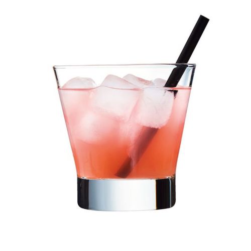 Shetland 32 cl. Glas mit Likör gefüllt, zeigt funktionalen Gebrauch im Alltagskontext.