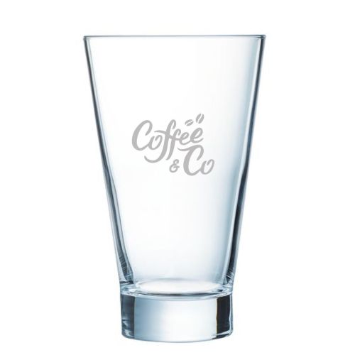 Vorderseite des Shetland Glas 42 cl. mit eingraviertem CoffeeCo-Logo, das dezent sichtbar ist. Vorderseite des Shetland Glas 42 cl. mit eingraviertem CoffeeCo-Logo, das dezent sichtbar ist.