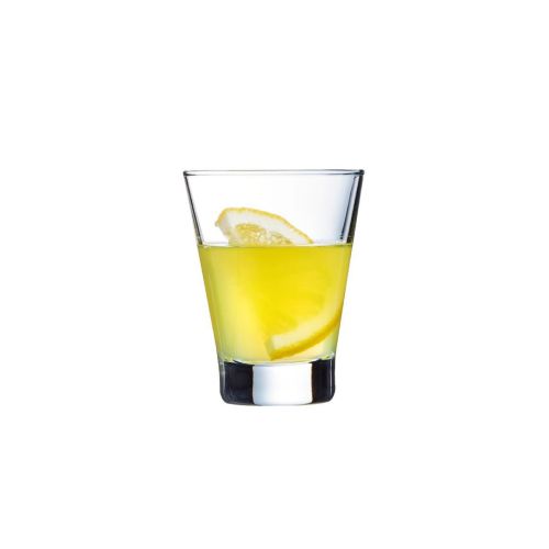 Gefülltes 9-cl-Shetland-Glas mit Getränk, dargestellt auf weißem Hintergrund im Modus "Geradeausaufnahme".