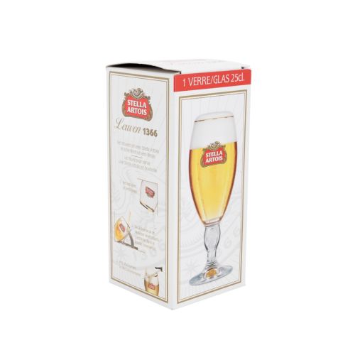 Stella Artois Bierglas 25 cl. aus Klarglas, ausgestellt zusammen mit der Verpackung in einer informativen Produktpräsentation.