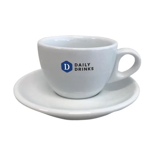 Cappuccino-Set 19 cl. Porzellan mit mehrfarbigem DailyDrinks-Logo auf der Vorderseite. Cappuccino-Set 19 cl. Porzellan mit mehrfarbigem DailyDrinks-Logo auf der Vorderseite.