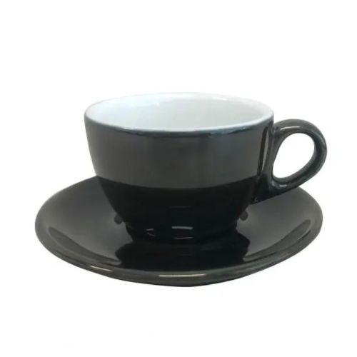 Schwarz-weißes Porzellan-Cappuccino-Set mit runden Tassen und passenden Untertassen, 19 cl Frontansicht. Schwarz-weißes Porzellan-Cappuccino-Set mit runden Tassen und passenden Untertassen, 19 cl Frontansicht.