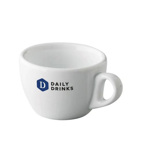 Vorderseite der Cappuccinotasse mit mehrfarbigem DailyDrinks-Logo auf weißem Porzellan. Vorderseite der Cappuccinotasse mit mehrfarbigem DailyDrinks-Logo auf weißem Porzellan.