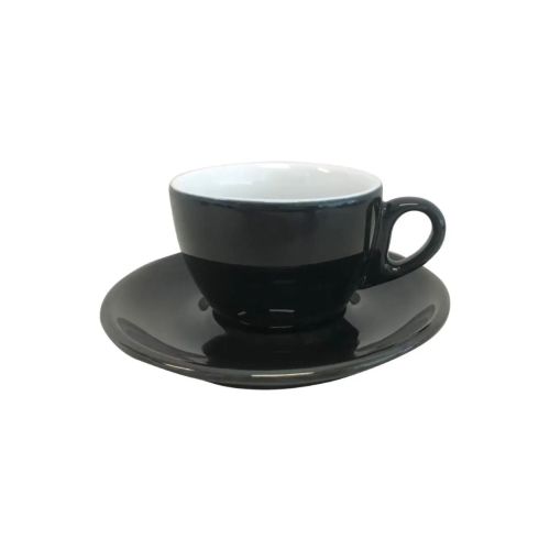 Vorderansicht von Style Kaffee 15 cl. SET aus schwarzem und weißem Porzellan mit einfacher Tasse und Untertasse. Vorderansicht von Style Kaffee 15 cl. SET aus schwarzem und weißem Porzellan mit einfacher Tasse und Untertasse.
