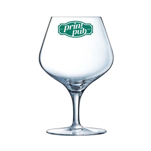 Sublym Cognacglas 35 cl. mit einfarbigem PrintPub-Logoaufdruck auf der Vorderseite des Glases. Sublym Cognacglas 35 cl. mit einfarbigem PrintPub-Logoaufdruck auf der Vorderseite des Glases.