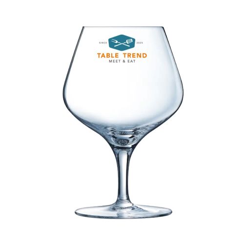 Sublym Cognacglas 35 cl. bedruckt mit mehrfarbigem TableTrend Logo auf der Vorderseite des Glases. Sublym Cognacglas 35 cl. bedruckt mit mehrfarbigem TableTrend Logo auf der Vorderseite des Glases.