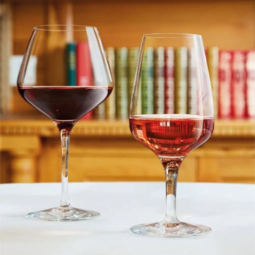 Sublym Multi Use Glas 35 cl mit Getränkefüllung, präsentiert in einem stimmungsvollen Rahmen.