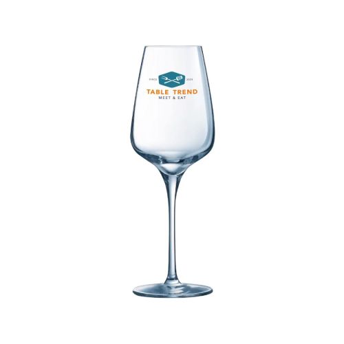 Die Vorderseite des Sublym Weinglas 25 cl. ist mit einem mehrfarbigen TableTrend Logo bedruckt. Die Vorderseite des Sublym Weinglas 25 cl. ist mit einem mehrfarbigen TableTrend Logo bedruckt.