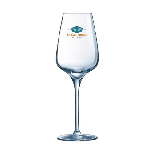 Sublym Weinglas 35 cl. mit eingraviertem CorkColor-Logo auf der Vorderseite der Glasoberfläche. Sublym Weinglas 35 cl. mit eingraviertem CorkColor-Logo auf der Vorderseite der Glasoberfläche.
