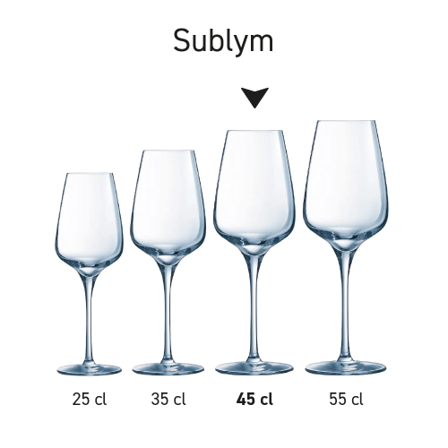 Sublym Weingläser, die nebeneinander als Serie mit identischem Design und unterschiedlichen Fassungsvermögen präsentiert werden. Sublym Weingläser, die nebeneinander als Serie mit identischem Design und unterschiedlichen Fassungsvermögen präsentiert werden.