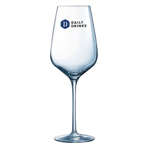 Sublym Weinglas 55 cl. bedruckt mit mehrfarbigem DailyDrinks-Logo auf der Vorderseite des Glases. Sublym Weinglas 55 cl. bedruckt mit mehrfarbigem DailyDrinks-Logo auf der Vorderseite des Glases.
