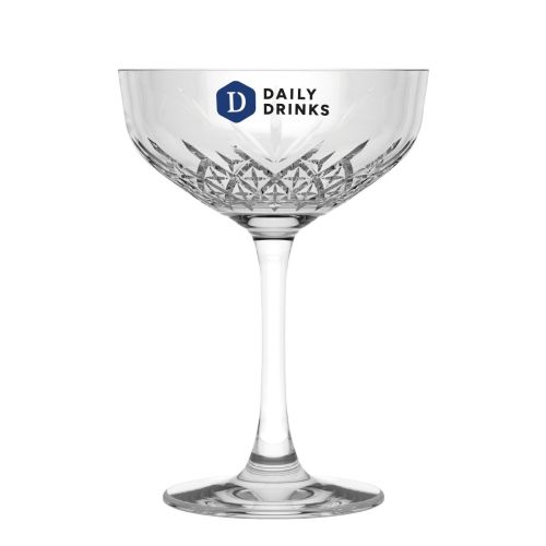 Timeless Champagner Coupe 25,5 cl. bedruckt mit dem mehrfarbigen DailyDrinks-Logo auf der Vorderseite des Glases.