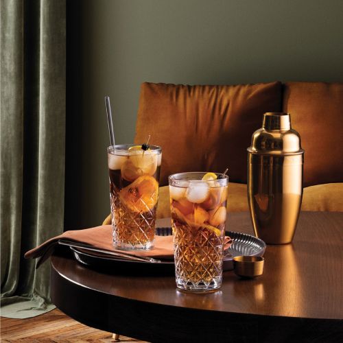 Gefülltes Longdrinkglas Timeless 45 cl. attraktiv präsentiert im modernen Raum.
