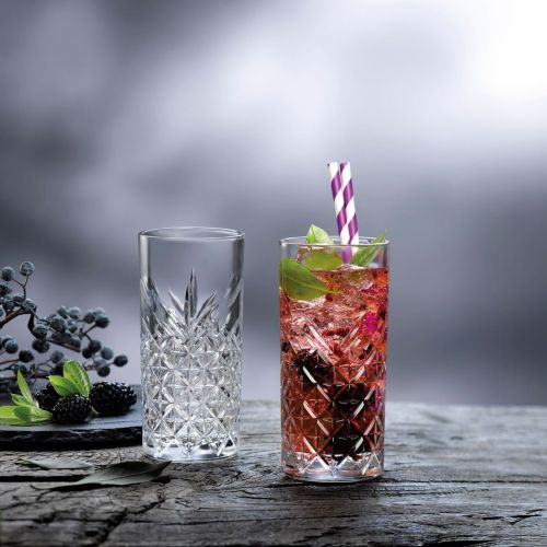 Timeless Raki Glass 18 cl. gefüllt und in einer stimmungsvollen Umgebung platziert.