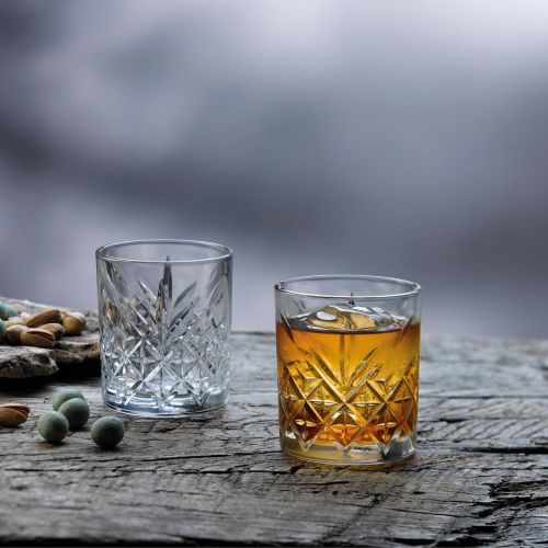 Timeless Whiskyglas 35,5 cl. mit Whisky auf Holztisch in stimmungsvollem, warmem Ambiente. Timeless Whiskyglas 35,5 cl. mit Whisky auf Holztisch in stimmungsvollem, warmem Ambiente.
