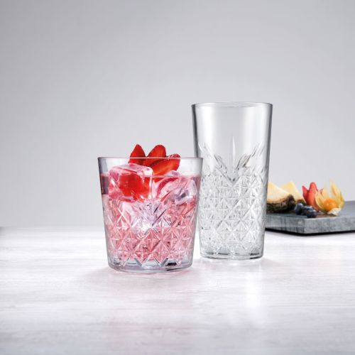 Gefülltes, Timeless Whisky Stapelbar mit 34,5 cl. in warmer Umgebung auf einfarbigem Hintergrund. Gefülltes, Timeless Whisky Stapelbar mit 34,5 cl. in warmer Umgebung auf einfarbigem Hintergrund.