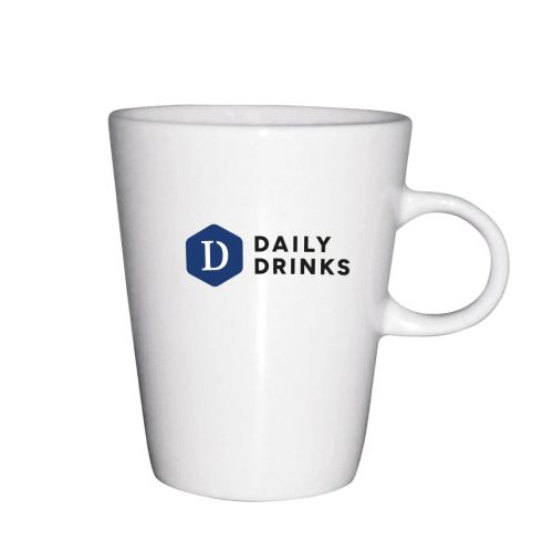 Die Vorderseite des Porzellanbechers Trapo 25 cl. ist mit dem mehrfarbigen DailyDrinks-Logo bedruckt. Die Vorderseite des Porzellanbechers Trapo 25 cl. ist mit dem mehrfarbigen DailyDrinks-Logo bedruckt.