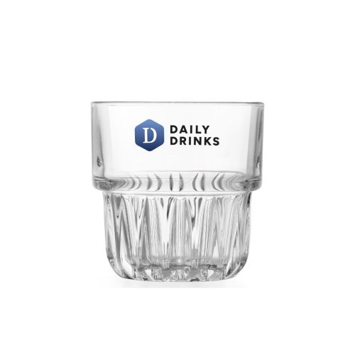 Das Logo von DailyDrinks ist in Farbe auf die Vorderseite des kompakten Onis Bechers (15 cl) gedruckt.