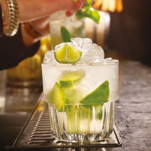 Gefüllt Tumbler Onis 23 cl Glas in einer atmosphärischen Umgebung platziert. Gefüllt Tumbler Onis 23 cl Glas in einer atmosphärischen Umgebung platziert.