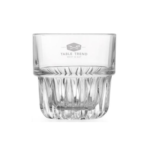 Gravur von TableTrend auf Everest Tumbler 26,5 cl. sichtbar auf transparenter Wand. Gravur von TableTrend auf Everest Tumbler 26,5 cl. sichtbar auf transparenter Wand.