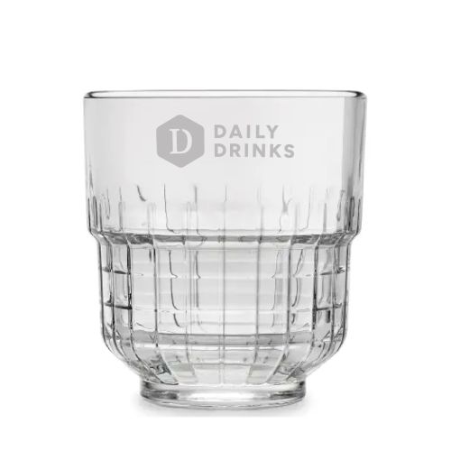 Vorderseite des Tumbler Onis Glas 35 cl. mit eingraviertem DailyDrinks-Logo, das dezent in das Glas eingearbeitet ist. Vorderseite des Tumbler Onis Glas 35 cl. mit eingraviertem DailyDrinks-Logo, das dezent in das Glas eingearbeitet ist.