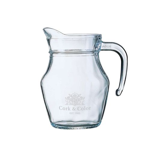 Wasserkanne Broc Arc 0,5 Liter aus Glas mit fein eingraviertem CorkColor-Logo auf der Vorderseite.