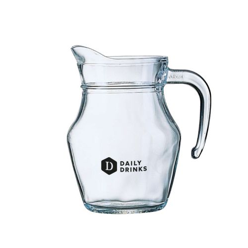 Glaskanne Broc Arc 0,5 Liter mit einfarbig bedrucktem DailyDrinks-Logo auf der Vorderseite.