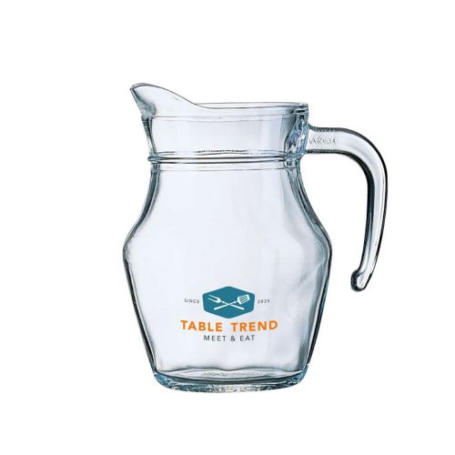 Broc Arc 0,5-Liter-Wasserkanne mit mehrfarbigem TableTrend-Logo auf der Glasfront.