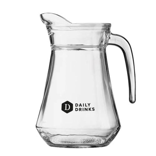 Wasserkrug Broc Arc 1,3- Liter aus Glas mit einfarbigem DailyDrinks-Logo auf der Vorderseite. Wasserkrug Broc Arc 1,3- Liter aus Glas mit einfarbigem DailyDrinks-Logo auf der Vorderseite.