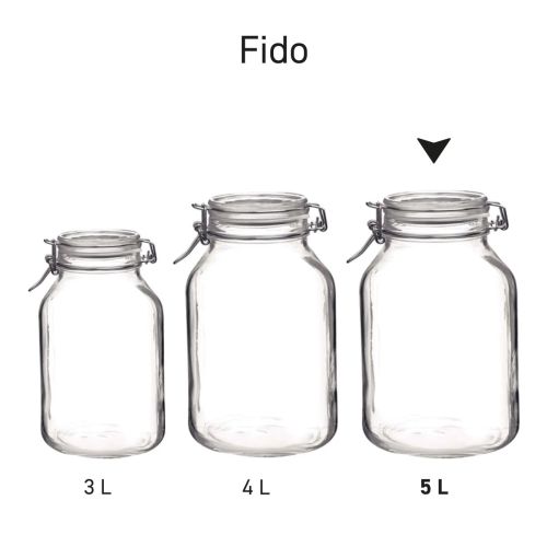 Serie von Weck-Gläsern, die Fido nebeneinander als Übersicht präsentiert. Serie von Weck-Gläsern, die Fido nebeneinander als Übersicht präsentiert.
