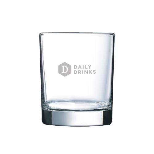 Vorderseite des Whiskyglas 20 cl. mit eingraviertem DailyDrinks-Logo sichtbar. Vorderseite des Whiskyglas 20 cl. mit eingraviertem DailyDrinks-Logo sichtbar.
