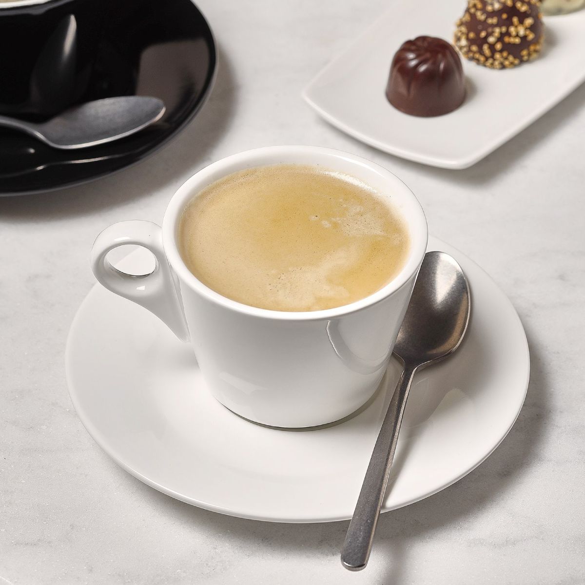 Espressotasse aus Porzellan, 12,5 cm, mit Espresso und Logo in stimmungsvollem Rahmen.