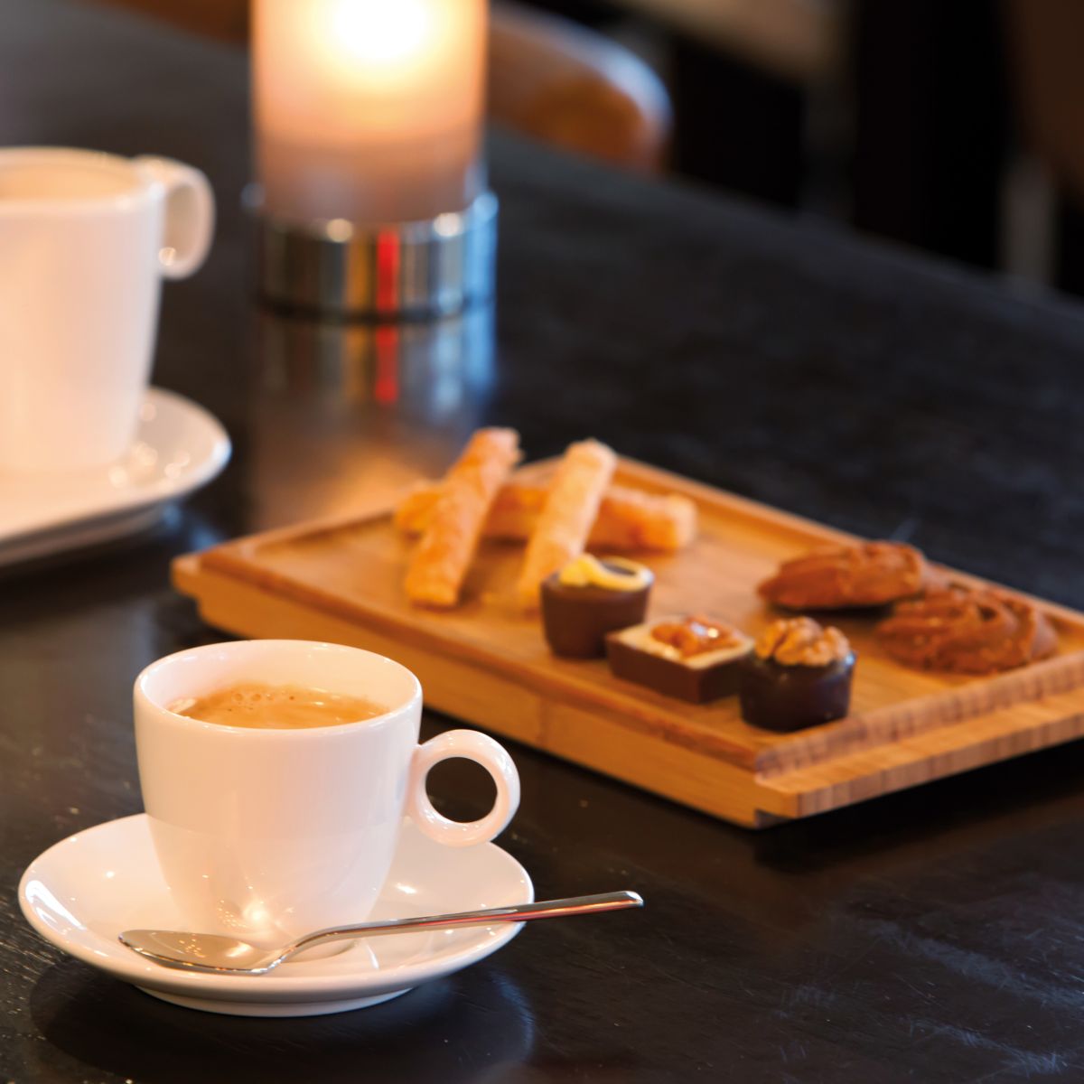 Bart Espresso Porzellan 6,5 cl. gefüllt mit Kaffee, präsentiert in stimmungsvollem Rahmen.