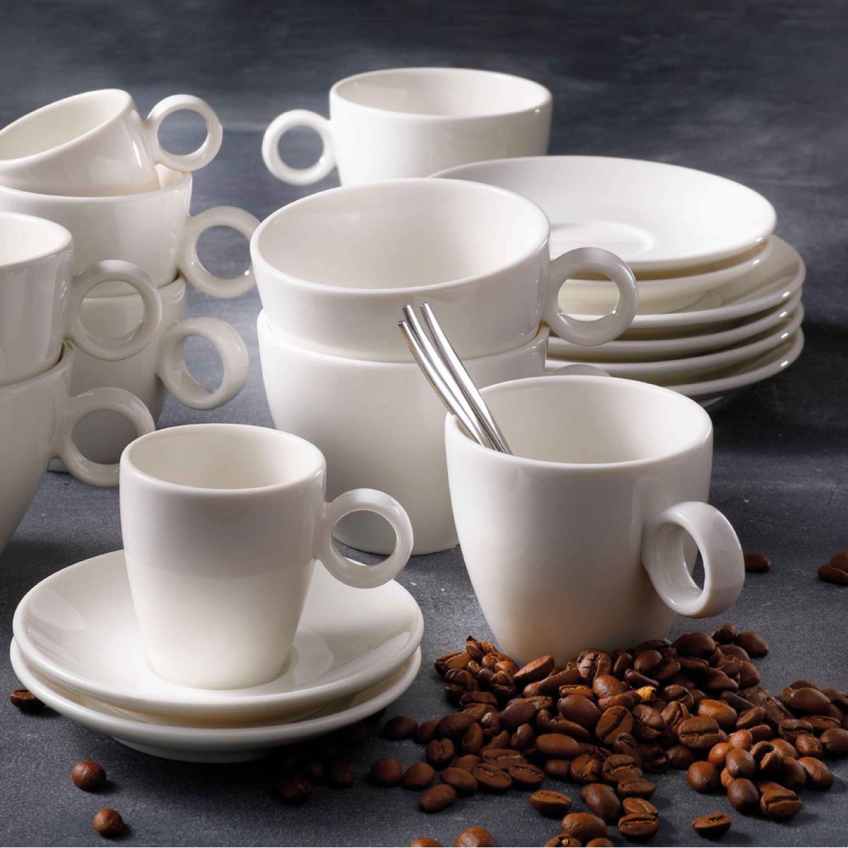 Bart Coffee 17 cl. Porzellanset gefüllt mit Kaffee, präsentiert in stimmungsvollem Rahmen.