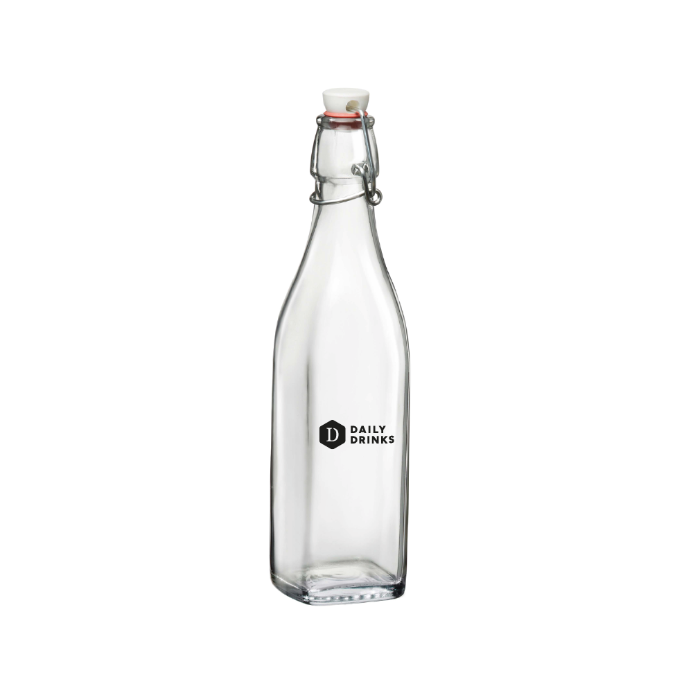 Quadratische 0,25-Liter-Krugflasche mit schwarzem, einfarbigem DailyDrinks-Logo auf der Vorderseite.