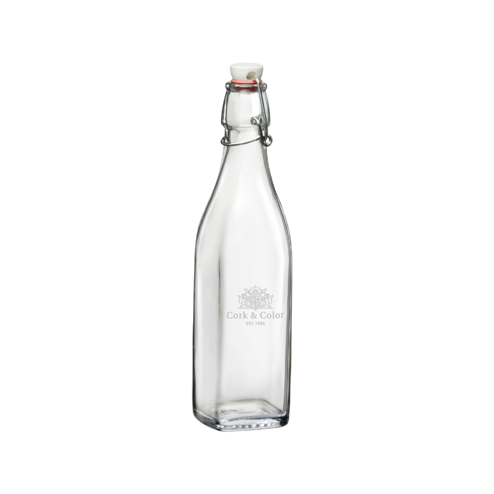 Bügelflasche Swing 0,5 L mit fein eingraviertem CorkColor-Logo auf der Vorderseite des Glases.