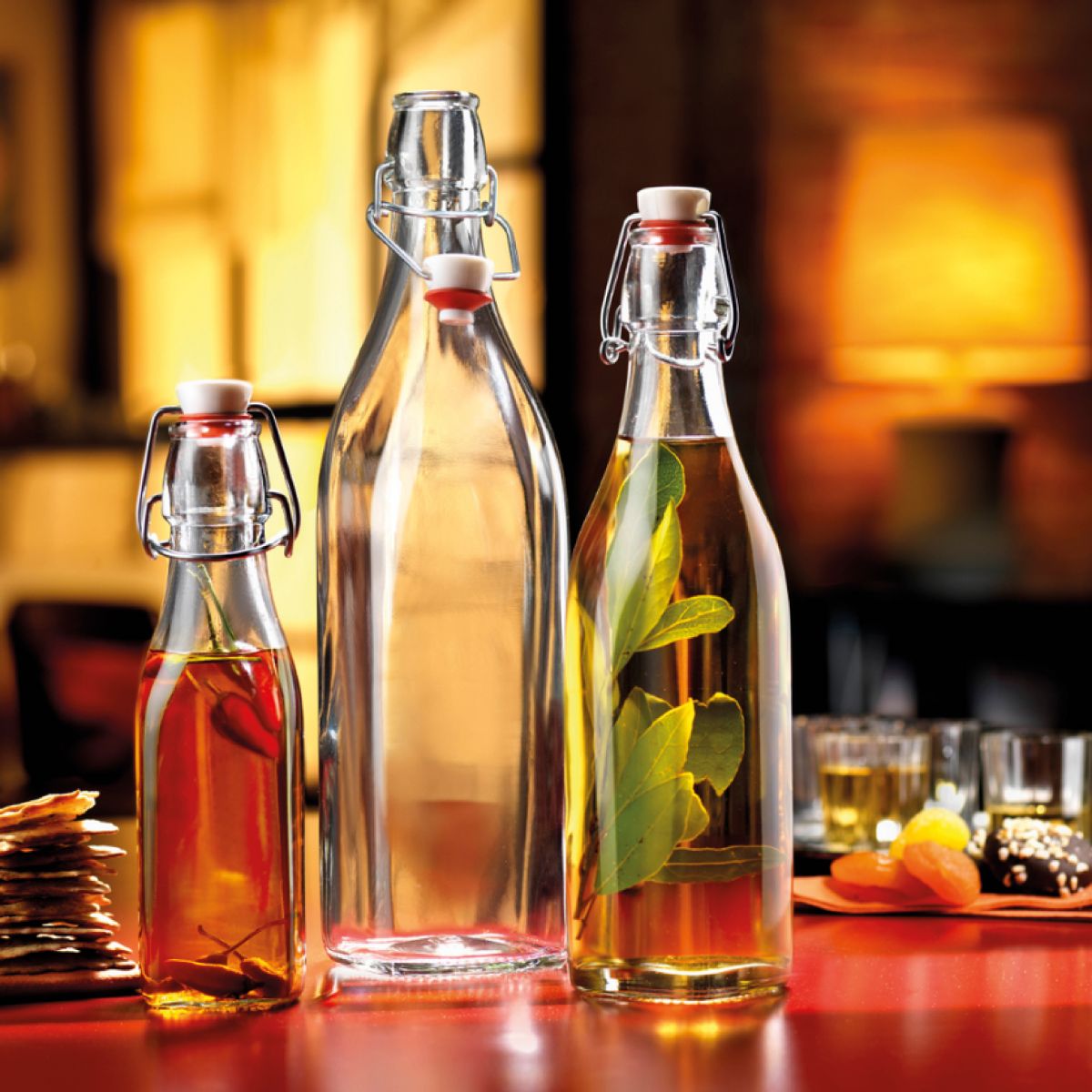 Gefüllte viereckige Bügelflasche 0,25 Liter mit Logo, in stimmungsvollem Ambiente.