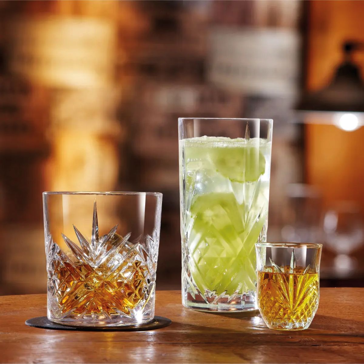Longdrinkglas 28 cl. von Broadway mit Füllung in einem stimmungsvollen Rahmen.