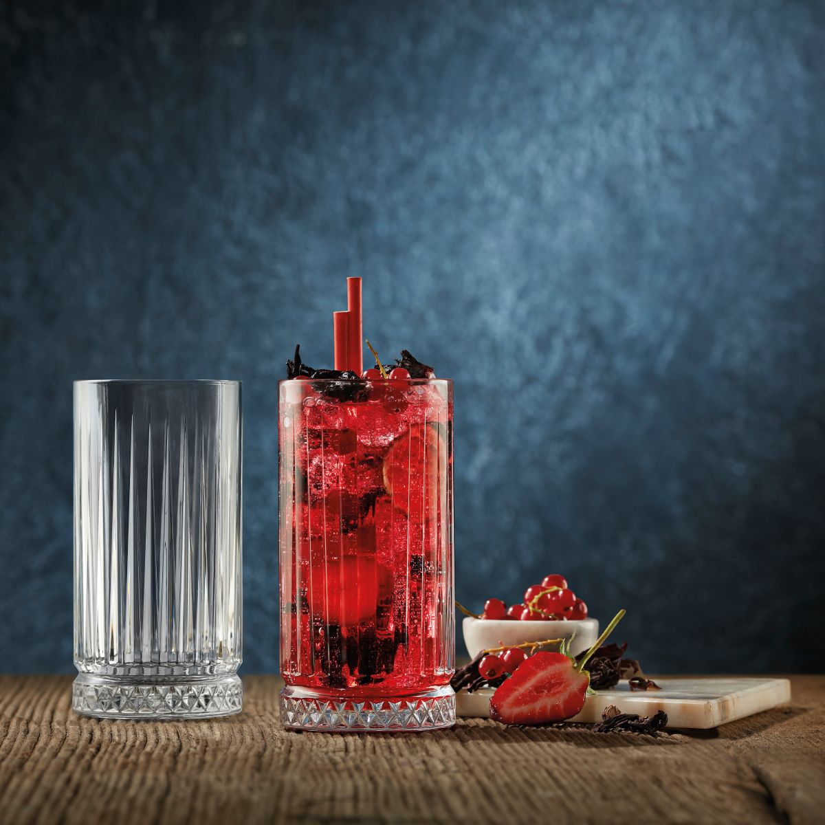 Elysia Longdrinkglas 28 cl. mit Füllung, attraktiv präsentiert in einem Barrahmen.