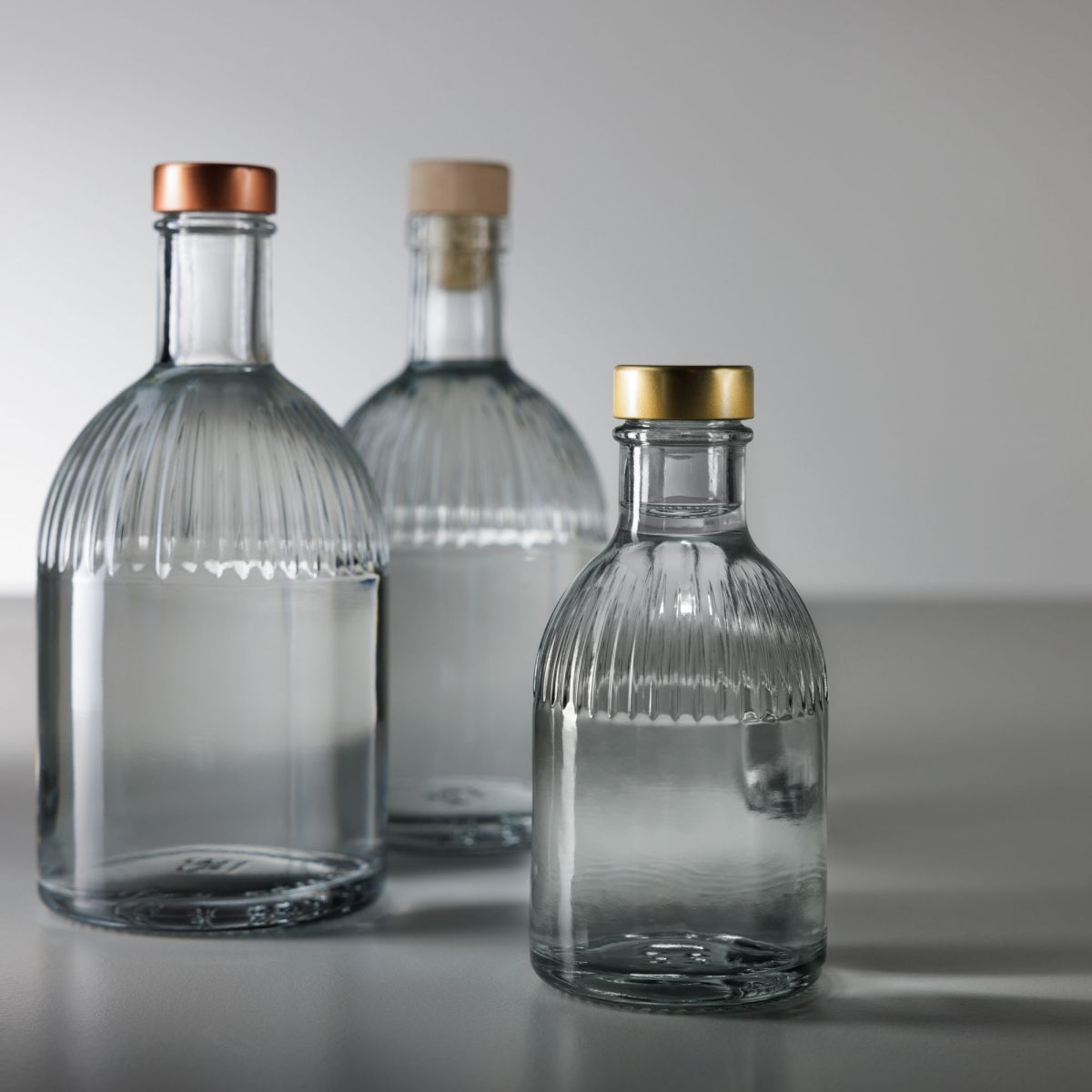 Flasche Florence 0,2 Liter, gefüllt mit Spirituosen, aufgestellt in einem Raum mit natürlicher Umgebung.