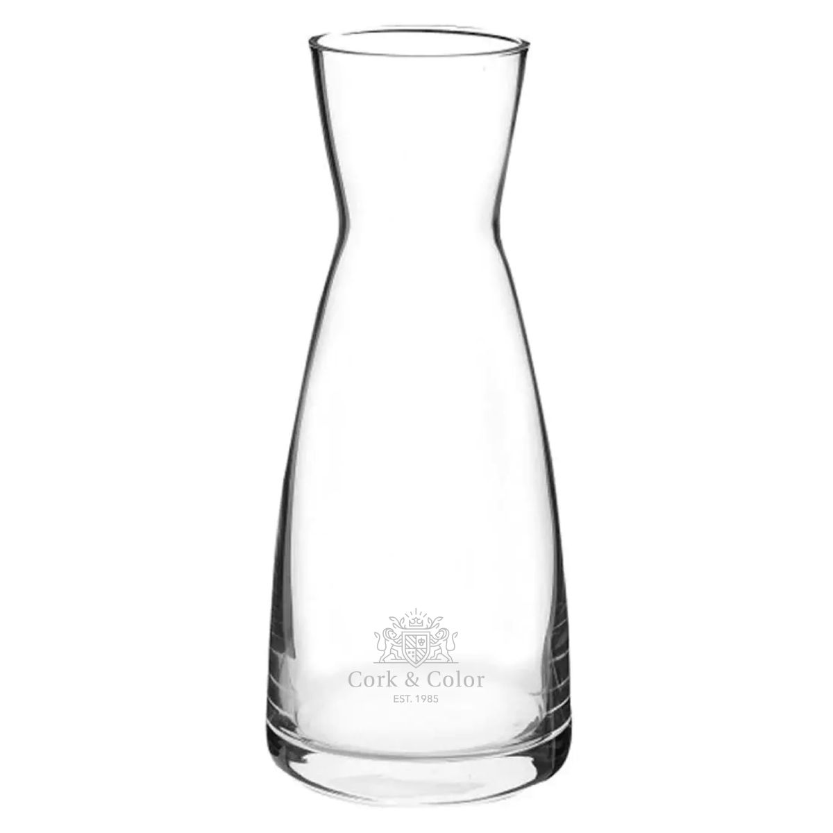 Eingraviertes CorkColor-Logo auf der Vorderseite der 1-Liter-Glaskaraffe Ypsilon, glatte Oberfläche.