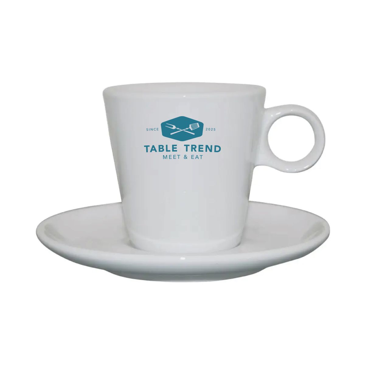 e Lukas Cappuccino weiß 19,5 cl. Set mit einfarbigem TableTrend-Logo auf der Vorderseite des Porzellans.