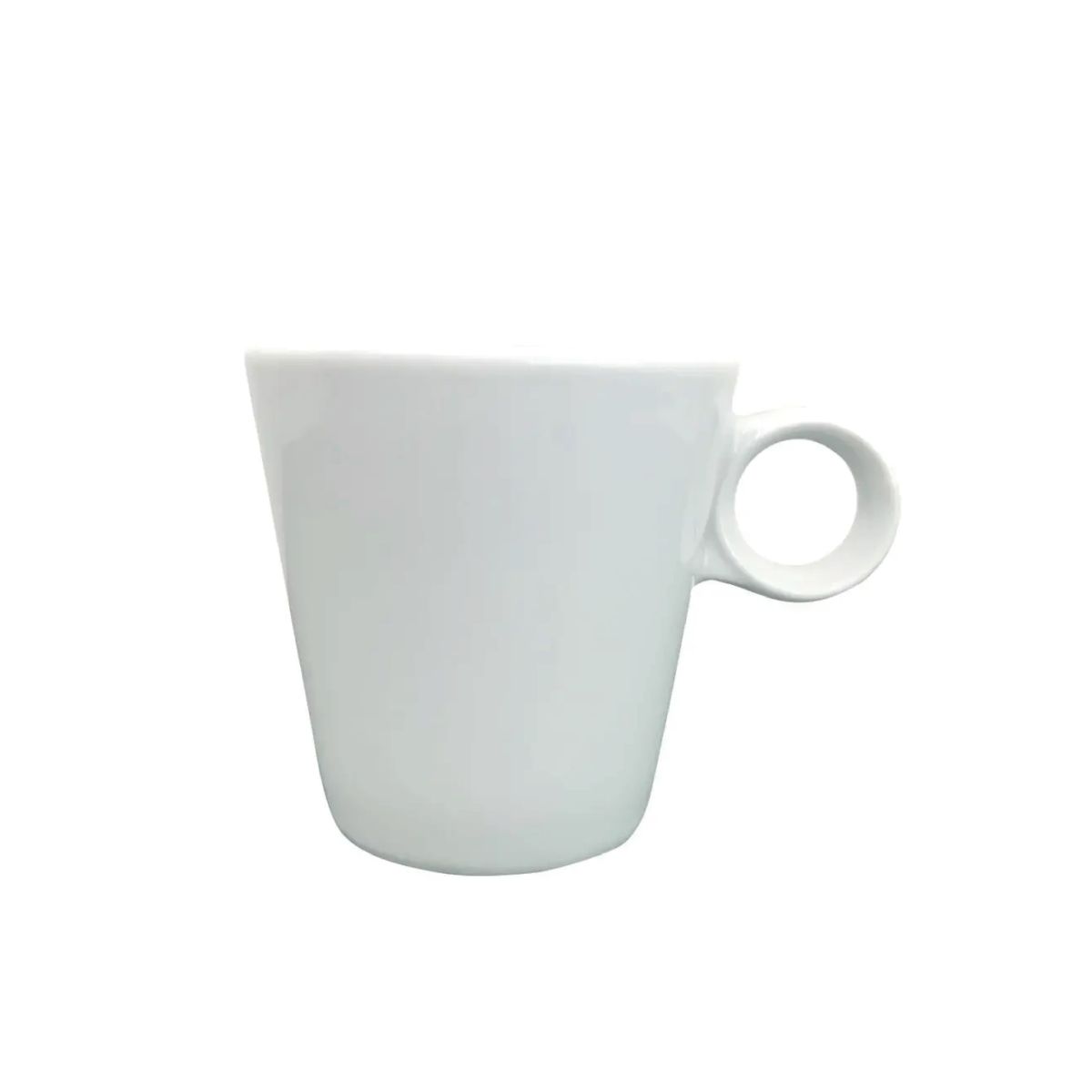 Vorderansicht der Lukas Kaffeetasse weiße mit runder Form und großem Henkel. Vorderansicht der Lukas Kaffeetasse weiße mit runder Form und großem Henkel.
